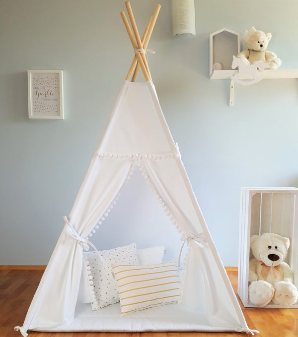 20170625_115936-crop.jpg White šator with Pom Poms