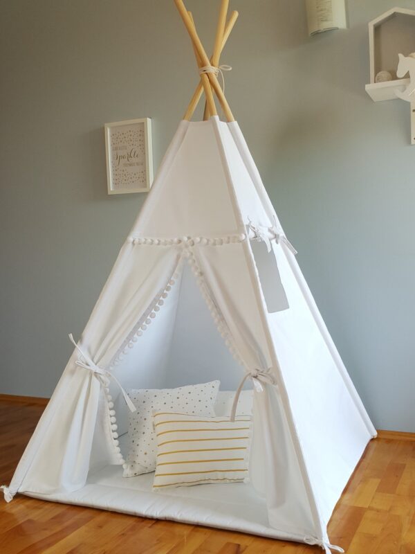 White šator with Pom Poms