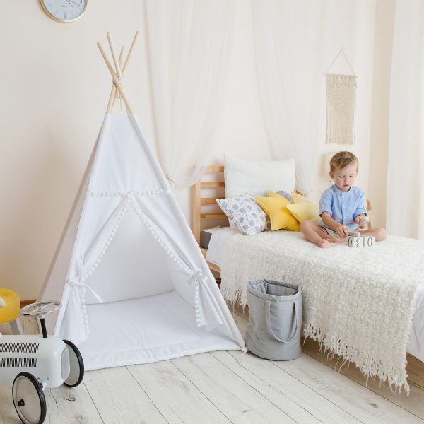 IMG_3082.jpg White šator with Pom Poms